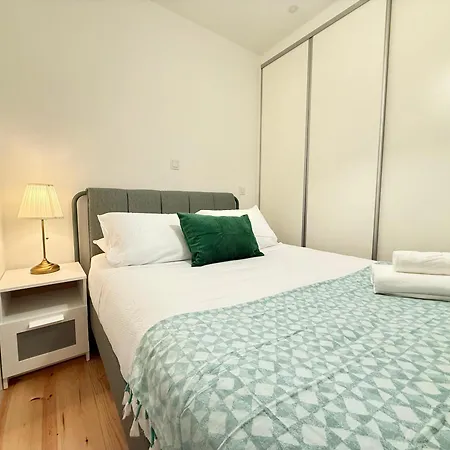 2 Quartos - Ac - Centro De *